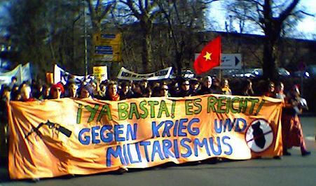 Fronttranspi der Münsteraner antimilitaristischen Demo am 15.03.03