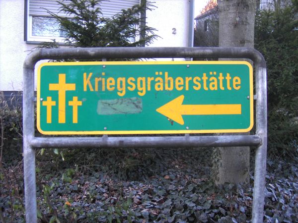 Hinweisschild Weg zur Kriegsgrbersttte Stalag VI A. Foto: Schwarze Katze, 16.12.07