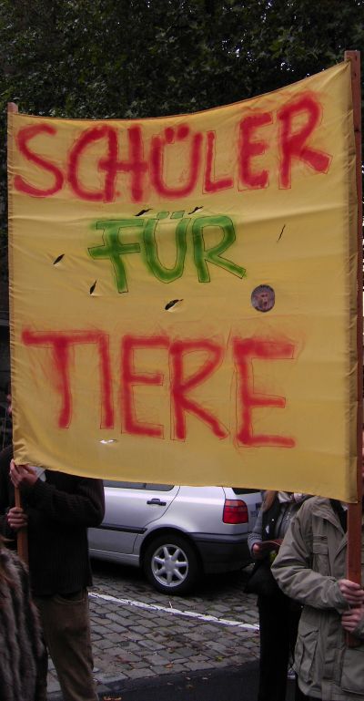 Foto: Schwarze Katze, 01.10.05, Demo Köln Pelzfrei