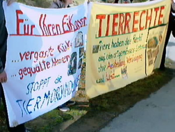 Banner bei Kundgebung gegen Landwirt Baumeister, Breckerfeld. Foto: Schwarze Katze, 26.03.05