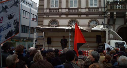 schwarz-rote Fahne vor dem Alten Rathausplatz Iserlohn